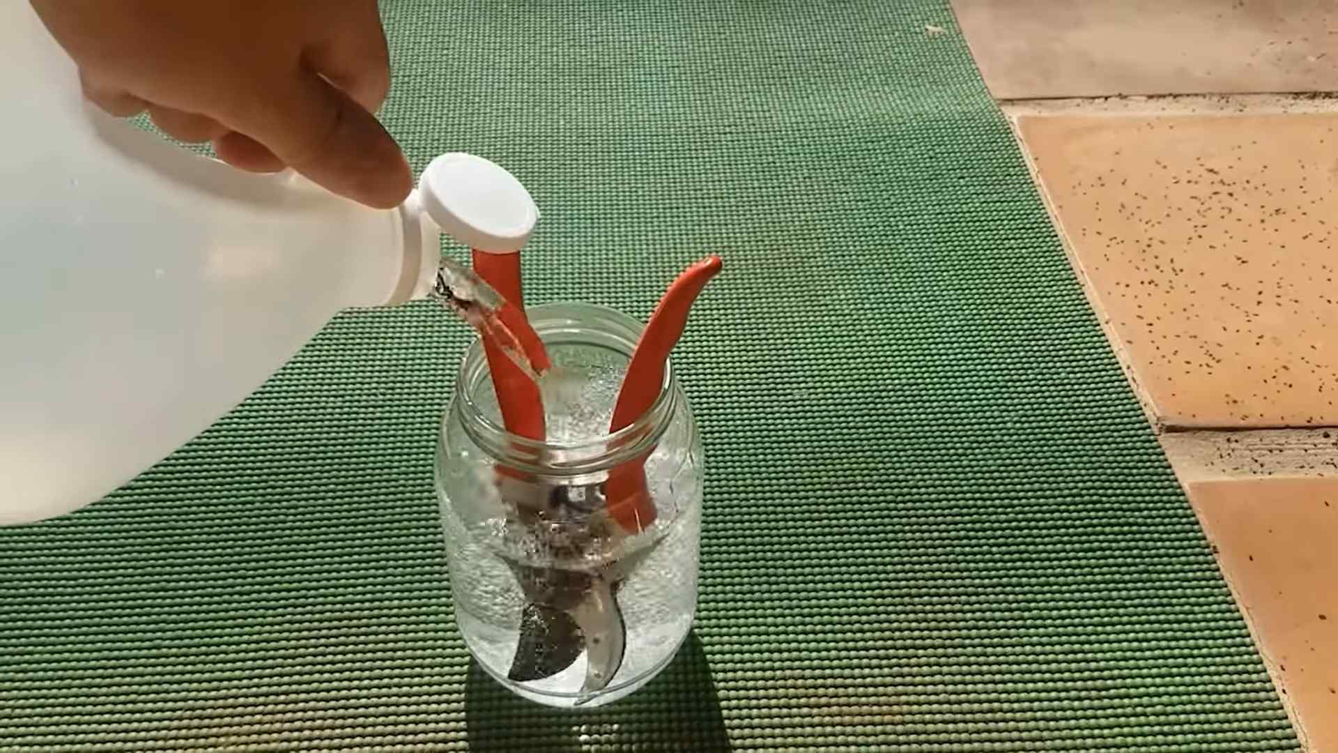 White vinegar cleaning uses