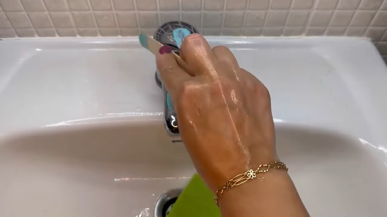 Cleaning with salt and toothpaste
